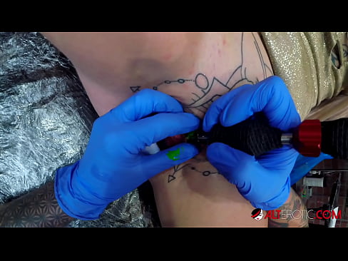 ❤️ Ekstremt tatovert hottie Sully Savage tok en tatovering på klitoris ❤ Pornovideo ved no.hellporno-com.ru ❌